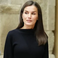 La reina Letizia sorprende con un look de invierno perfecto: botas negras altas y su vestido de punto de COS