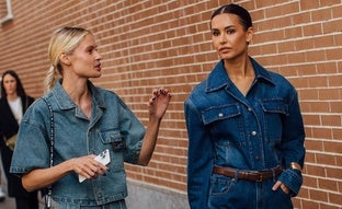 Seis total looks en denim para las que buscan ir con el tejido comodín al trabajo