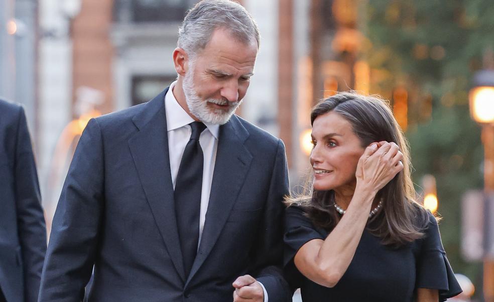 El plan romántico de la reina Letizia y Felipe VI: salida secreta al cine a ver Gladiator II con abrigo verde y botines cómodos