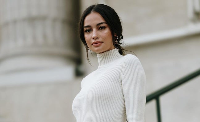 El jersey de cuello alto es el truco de estilo de las francesas para vestir en invierno: los 6 modelos más bonitos de la temporada