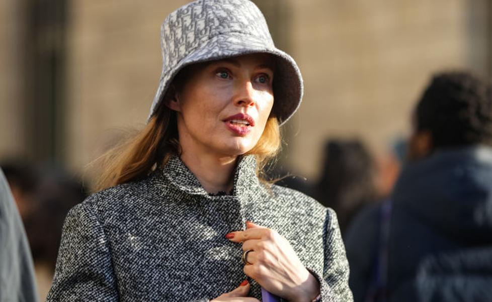 El truco más estiloso para los días de lluvia sin paraguas que lucir a los 50: los gorros bucket más bonitos