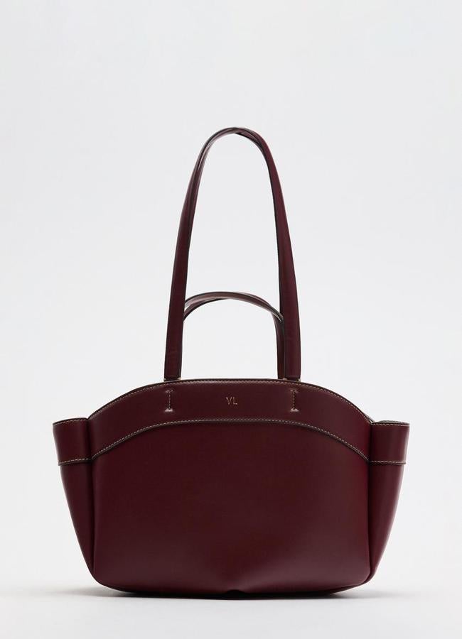 Bolso shopper en burdeos de Zara (29,95 euros).