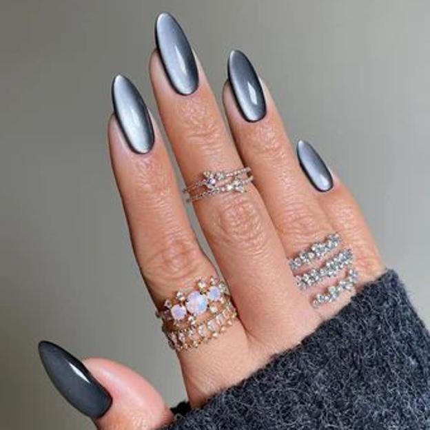 Esmaltes magnéticos o cat eye: la tendencia en manicuras viral que llevan las famosas