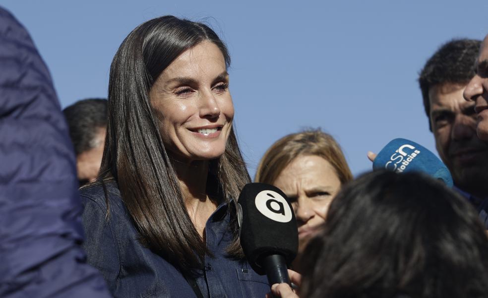 La reina Letizia borra con una sonrisa el mal recuerdo de Paiporta y confiesa el objetivo de su visita a los vecinos Chiva, Utiel y Letur: «Estar con ellos»