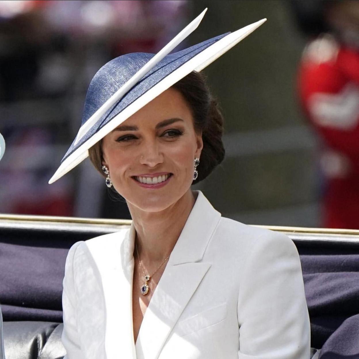 Kate Middleton con look elegante/@_Kate_Middleton_ROYAL