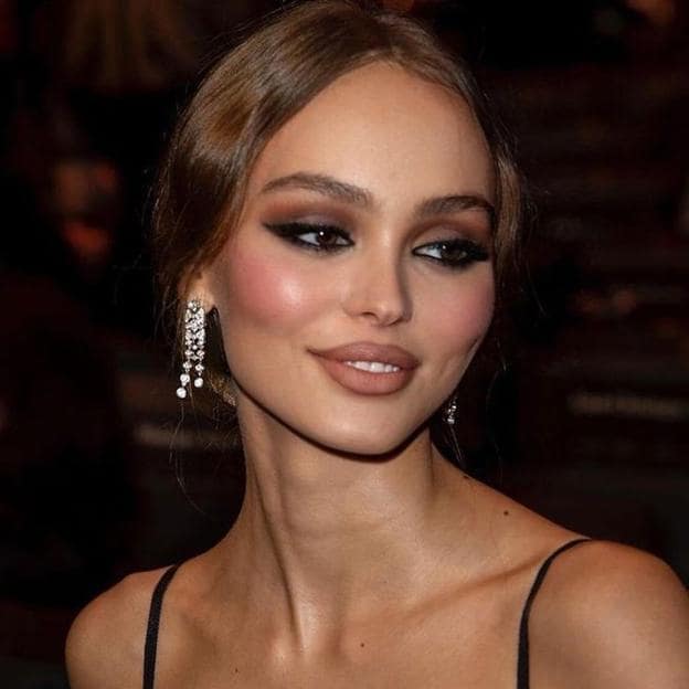 Lily Rose Depp con maquillaje espresso tendencia