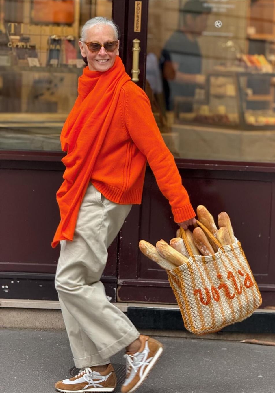 5 formas de incluir el color en tus looks de invierno a partir de los 50 según una experta en moda