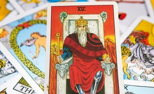 Qué significa El Emperador, el arcano del poder personal, la energía masculina y el liderazgo en el Tarot