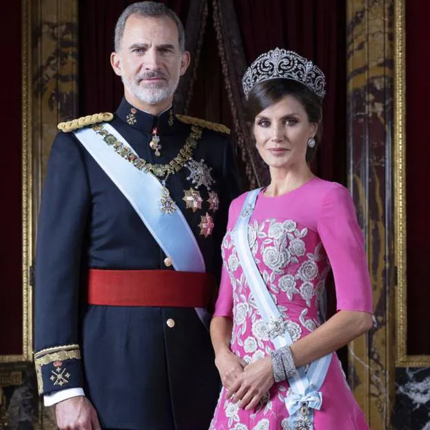 El retrato de los reyes Felipe y Letizia realizado por Estela de Castro en 2020.