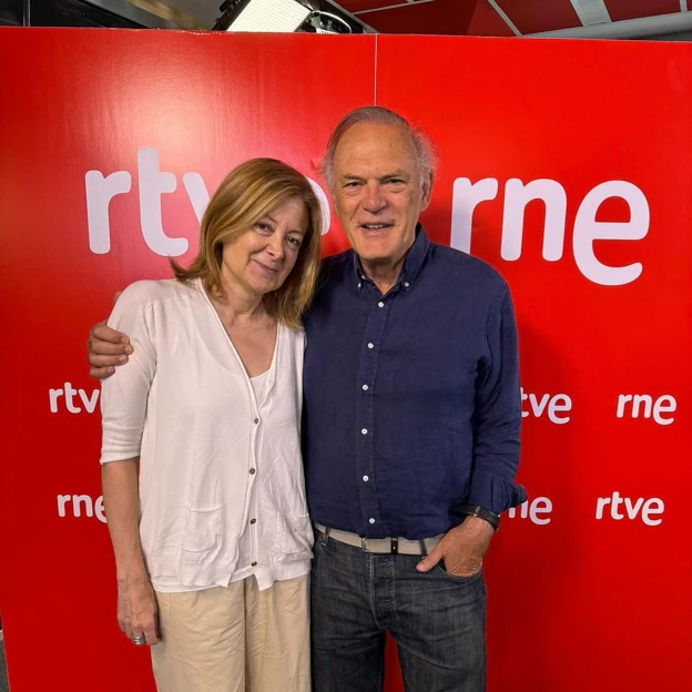 Pedro Piqueras junto a Pepa Fernández en RNE. 