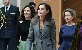 La reina Letizia preside los Premios de la APM con un traje gris con chaleco de Mango perfecto para el invierno