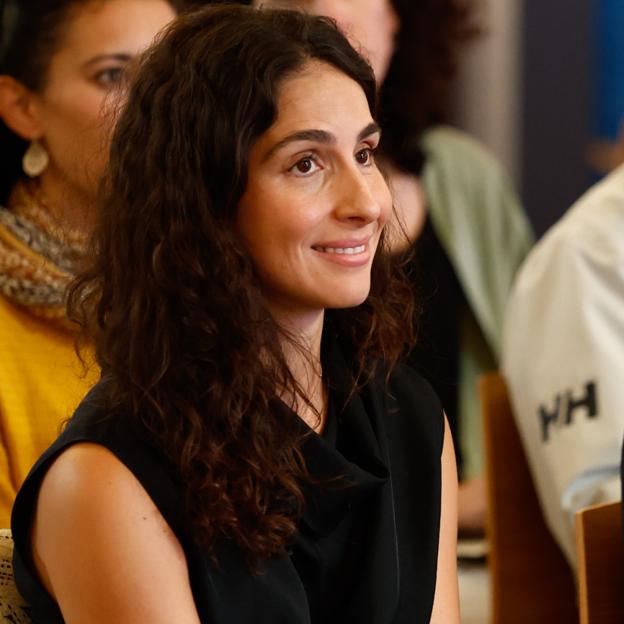 El look clásico y estiloso de Xisca Perelló en la despedida de Rafa Nadal: camisa boho y pantalones que hacen tipazo