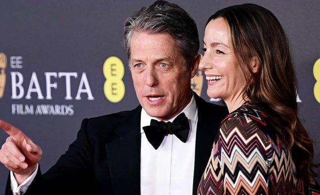 El lado oscuro de Hugh Grant: agresiones, detenciones y el escándalo que casi destruye su carrera