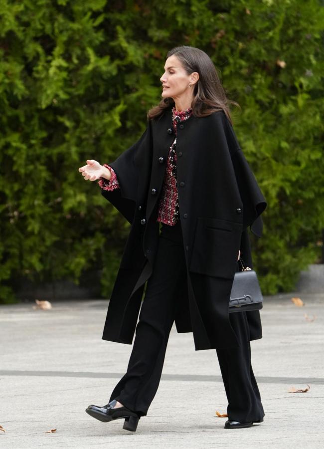 La reina Letizia con una capa de Carolina Herrera. / LIMITED PICTURES