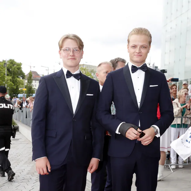 Marius Borg junto a su hermanastro, el príncipe Sverre Magnus. 