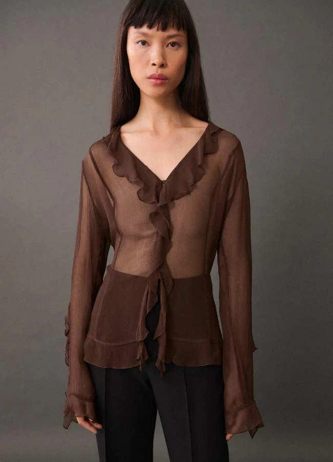 Blusa con transparencias de Mango, 39,99 euros.