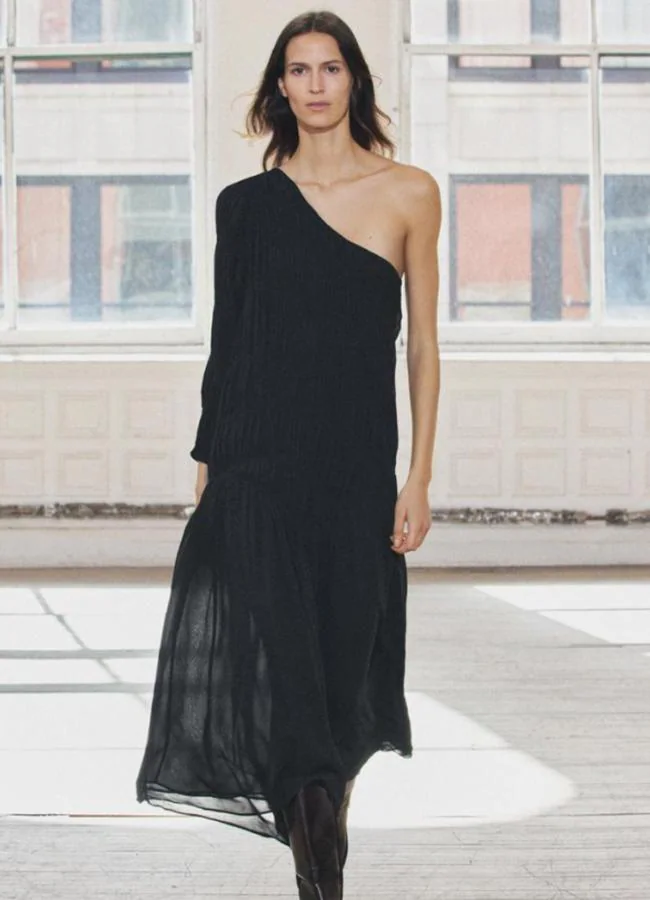 Vestido negro de Zara (ZARA)