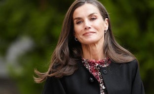 La reina Letizia luce el abrigo capa más elegante y calentito del invierno en los Premios de periodismo parlamentario