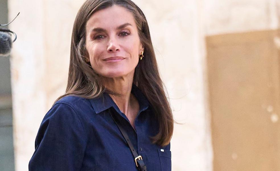 El bolso negro de Massimo Dutti que usa la reina Letizia para los looks de diario