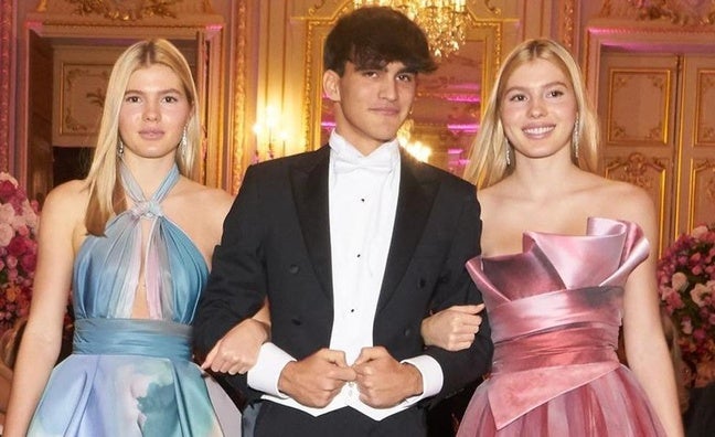 Las españolas que han brillado en el Baile de Debutantes de París: de las gemelas Iglesias a la infanta Pilar y Amina Martínez de Irujo