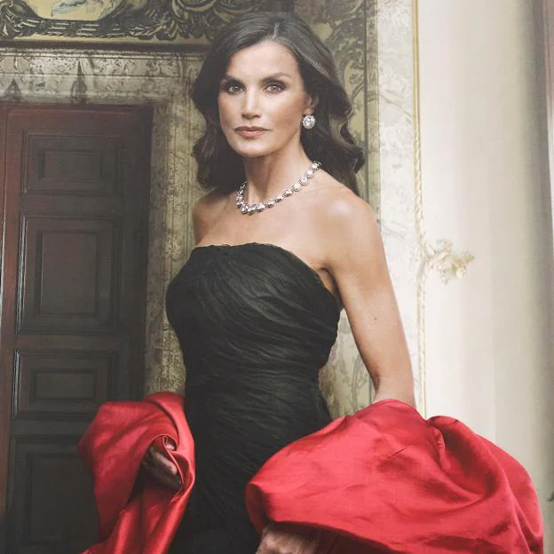 El pasado febrero, la reina Letizia posó, vestida de Balenciaga, para la fotógrafa estadounidense Annie Leibovitz. 