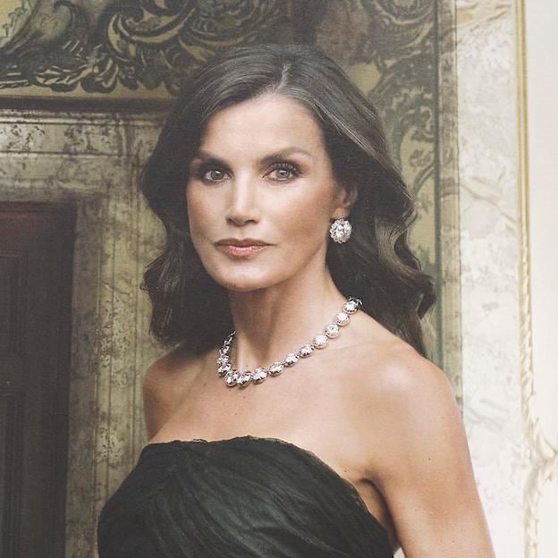 Detalle de las joyas de la reina Letizia en el retrato de Annie Leibovitz. 