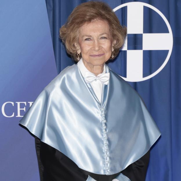 La reina Sofía tiene el abrigo más elegante del invierno: con efecto cascada y en un color que rejuvenece