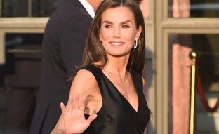 Sabemos quién era la dueña del vestido de Balenciaga que lleva la reina Letizia en el espectacular retrato que le ha hecho Annie Leibovitz