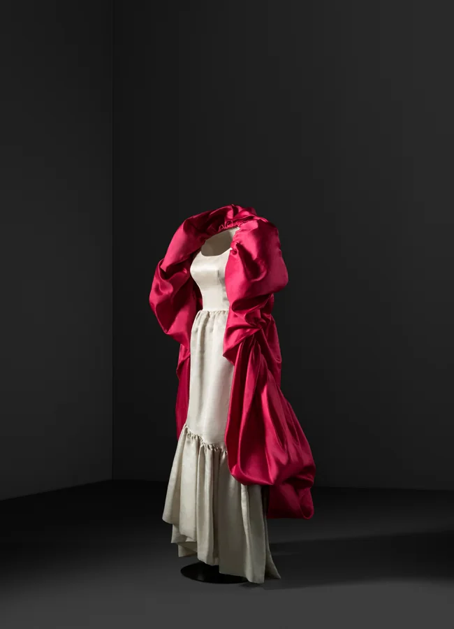 Cristóbal Balenciaga, Capa, 1962. Fundació Antoni de Montpalau, donación Carmen de Robert Ferrer-Cajigal. (Foto: Jon Cazenave) 