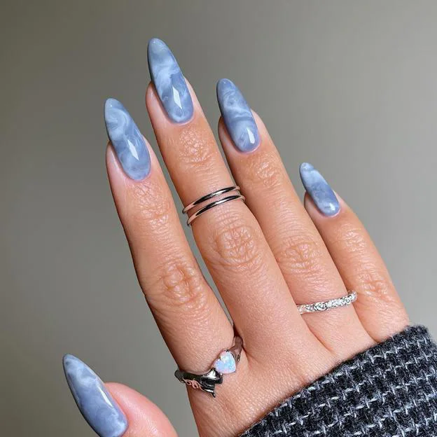 Uñas efecto márbol en azul claro