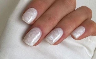 Uñas marmoladas o marble nails, la manicura más elegante que causa furor en Instagram