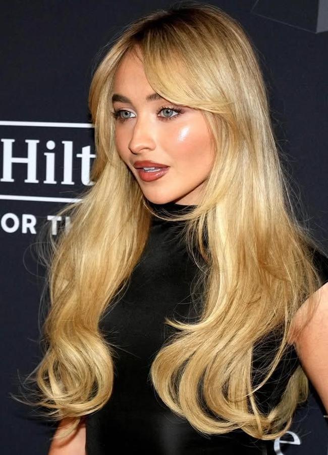 Sabrina Carpenter con color de pelo rubio sunflower blonde tendencia/@cgonzalezbeauty