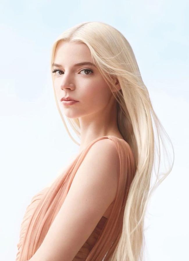 Anya Taylor-Joy con color de pelo rubio nórdico/@gregoryrussellhair