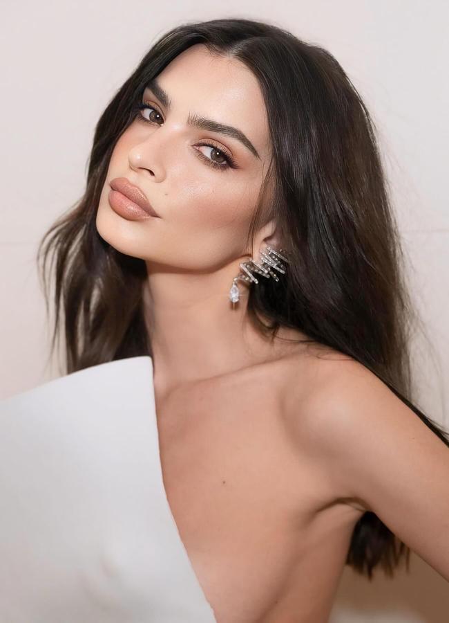 Emily Ratajkowski con pelo moreno tendencia en tono monobrown/@emratafanpageitaly
