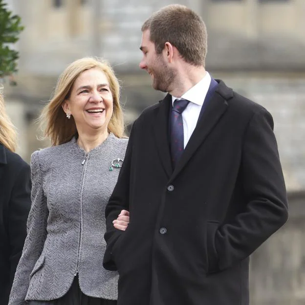 Juan Valentín, el hijo mayor de la infanta Cristina e Iñaki Urdangarin, se ha convertido en el acompañante oficial de su madre en eventos familiares. 