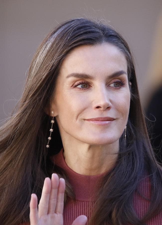 Los pendientes colgantes de la reina Letizia. Foto: Limited Pictures.