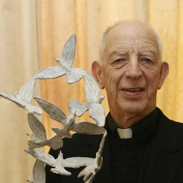 El padre Alec Reid recogiendo un premio en una imagen tomada en 2006. 