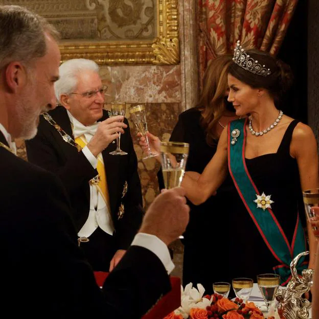 La reina Letizia brinda con el presidente de la República italiana, Sergio Mattarella, en la visita de Estado que este hizo a España, en 2021. 