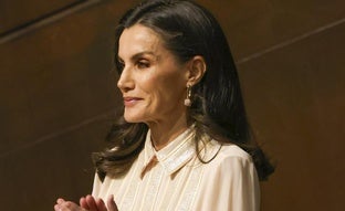 La reina Letizia brilla en la ópera de Bilbao con un elegantísimo vestido camisero con lentejuelas de Teresa Helbig