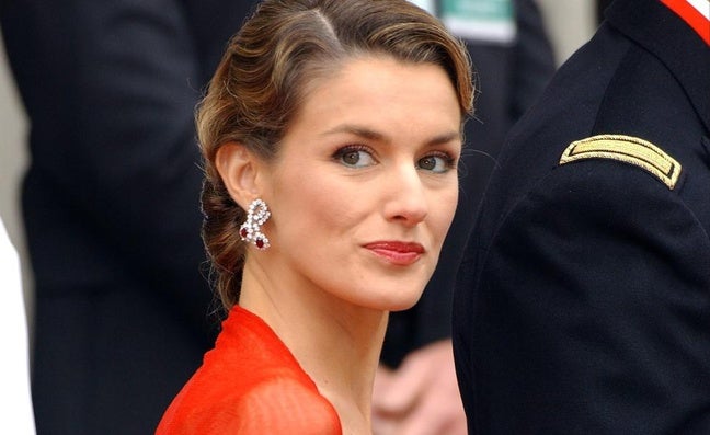 Los errores de Letizia en sus primeras cenas de gala, cuando era princesa: tiaras, vestidos de Lorenzo Caprile y bolsos imposibles