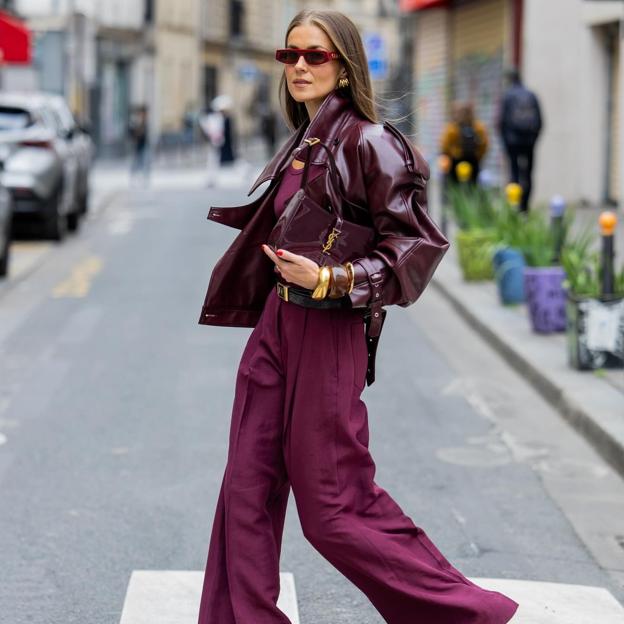 Obsesión con estas chaquetas burdeos que llevan las influencers y que quedan perfectas te pongas lo que te pongas