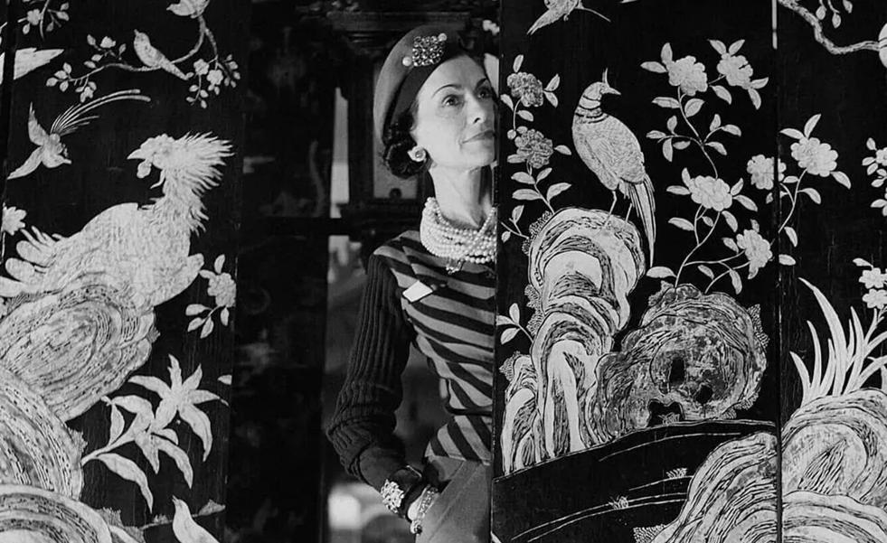 La fascinante historia de los biombos Coromandel que coleccionaba Coco Chanel y un siglo después inspiran el desfile más especial de la maison