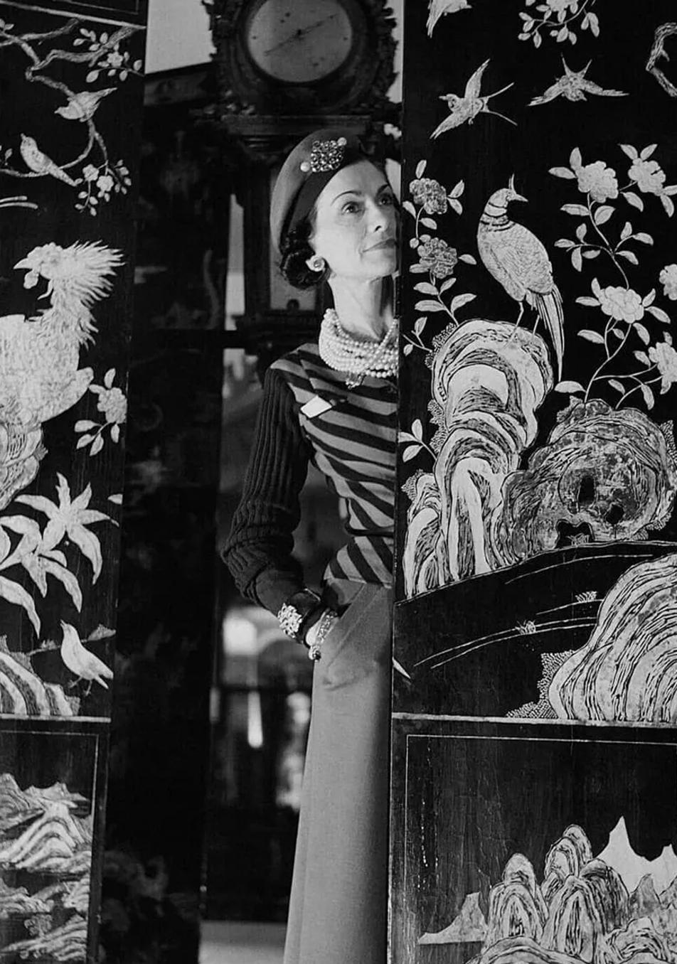 La fascinante historia de los biombos Coromandel que coleccionaba Coco Chanel y un siglo después inspiran el desfile más especial de la maison