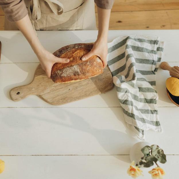 El pan saciante y antiinflamatorio que se hace en casa en apenas diez minutos con dos ingredientes