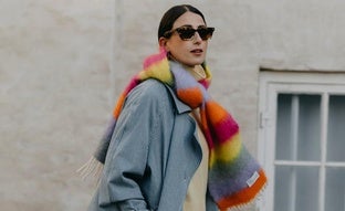 Necesitas estas bufandas especiales y calentitas para elevar tus looks básicos de invierno