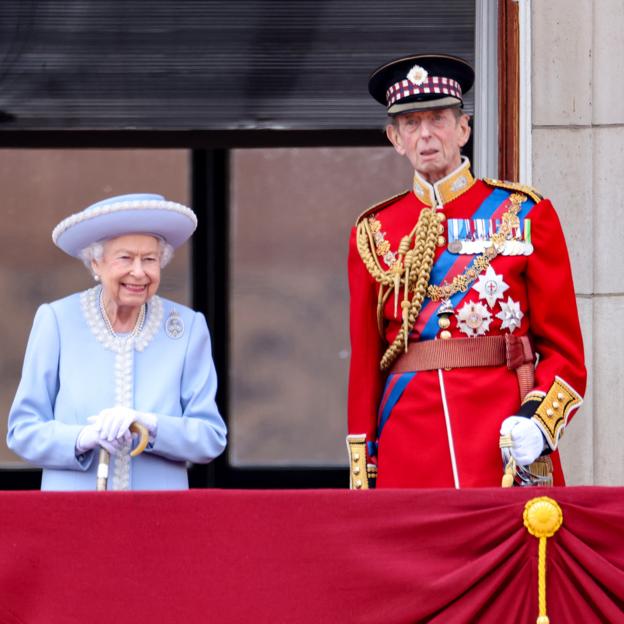 Eduardo de Kent, hijo de Jorge, junto a la fallecida reina Isabel II en el Jubileo de Platino de 2022. 