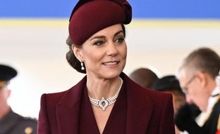 El impecable look de Kate Middleton en su primera recepción oficial: abrigo granate y el collar más especial de Isabel II