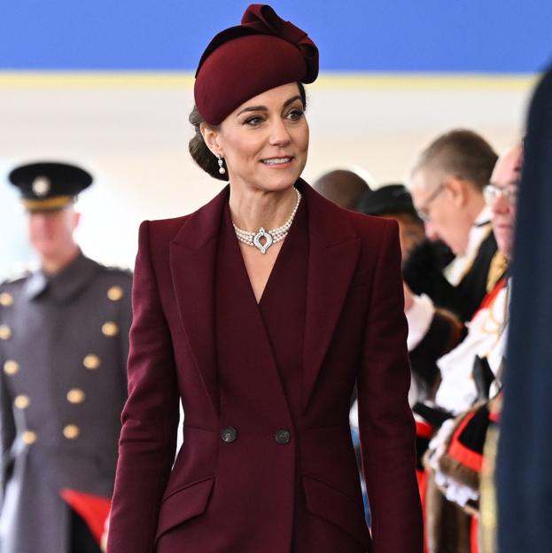 El impecable look de Kate Middleton en su primera recepción oficial: abrigo granate y el collar más especial de Isabel II