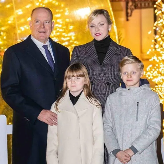 Alberto y Charlène de Mónaco con sus hijos en el encendido de la Navidad 2024. 