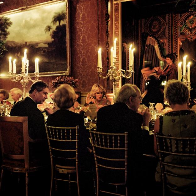 Carlos, príncipe de Gales, y Camilla Parker-Bowles en el Palacio de Buckingham de Londres en 2001. 